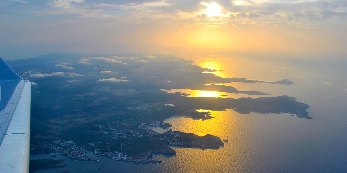 Vista de Menorca al amanecer desde un avión