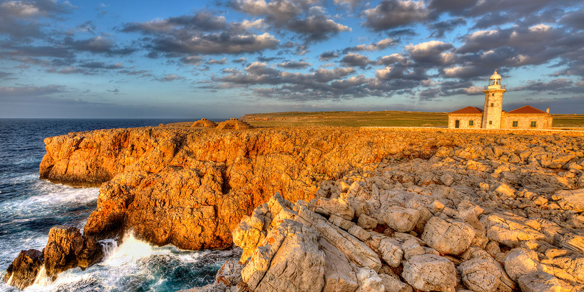 El Faro de Punta Nati se encuentra sobre un acantilado y es uno de los mejores sitios para ver el atardecer en Menorca