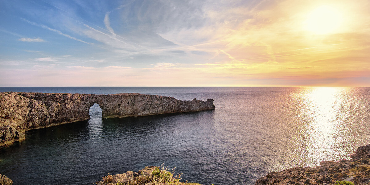 Navega a través de Pont d'en Genil en Menorca y deja tus problemas y preocupaciones al otro lado