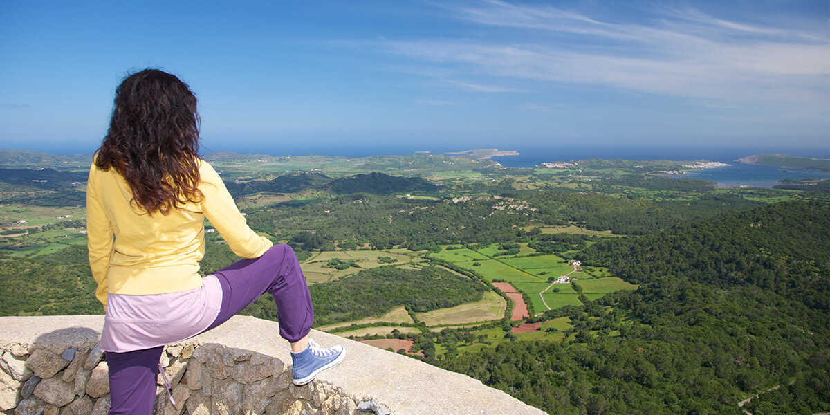 Uno de los senderos más bonitos de la isla de Menorca es el que asciende a la cima del Monte toro