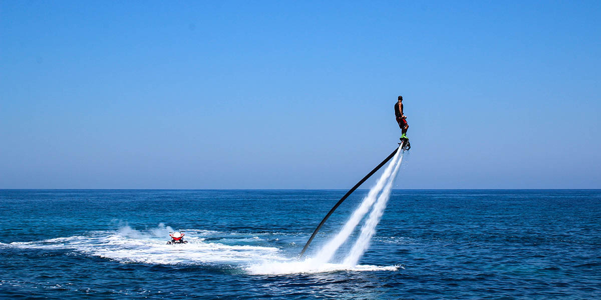 Descubre el Flyboard, el nuevo deporte acuático que te permitirá elevarte varios metros sobre el mar