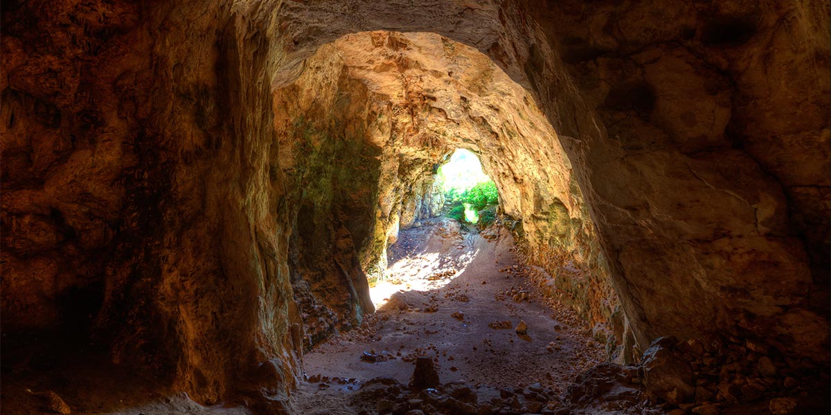 La Cova des Coloms es la cueva más grande de Menorca, y fue usada como santuario en el pasado