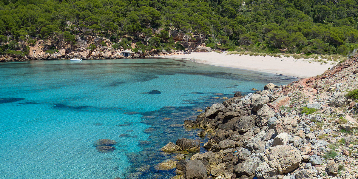 Disfruta con tu pareja de una playa casi virgen de la costa norte de Menorca. ¡Una experiencia que no ovidaréis!