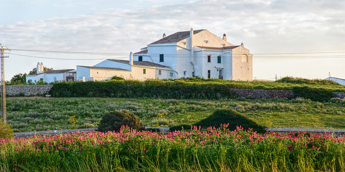 Elige un alojamiento rural en Menorca para conectarte con la naturaleza en tu viaje de turismo slow