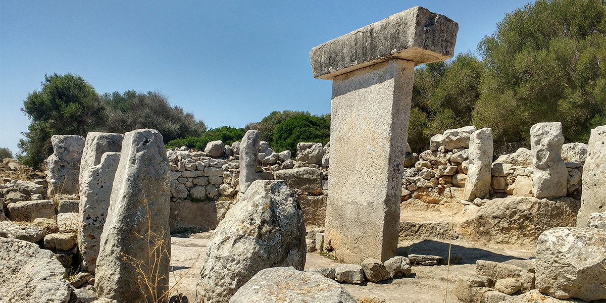 Menorca está llena de restos de la Cultura Talayótica. No pierdas la oportunidad de conocerlos