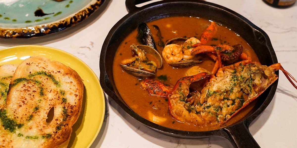 El plato más tradicional de Menorca es la deliciosa caldereta de langosta, que podrás saborear si viajas a Fornells
