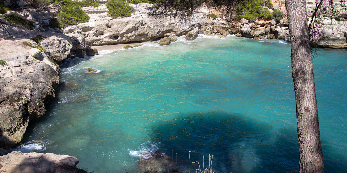 Túmbate al sol y refréscate en el mar visitando alguna de las magníficas calas de Menorca