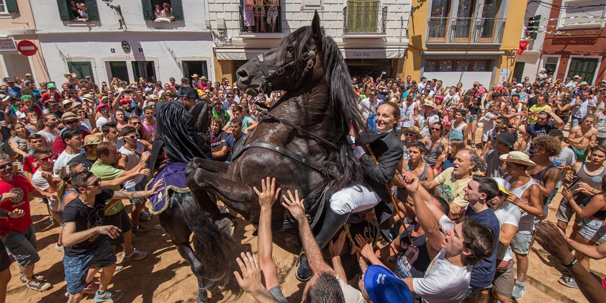 La primera de las fiestas menorquinas después de las de Sant Joan se celebra en Es Mercadal en la segunda quincena de julio. 