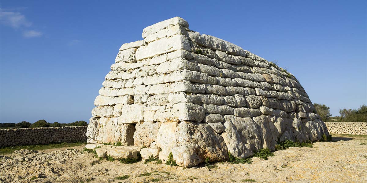 La Naveta des Tudons es la construcción íntegramente conservada más antigua de Europa.