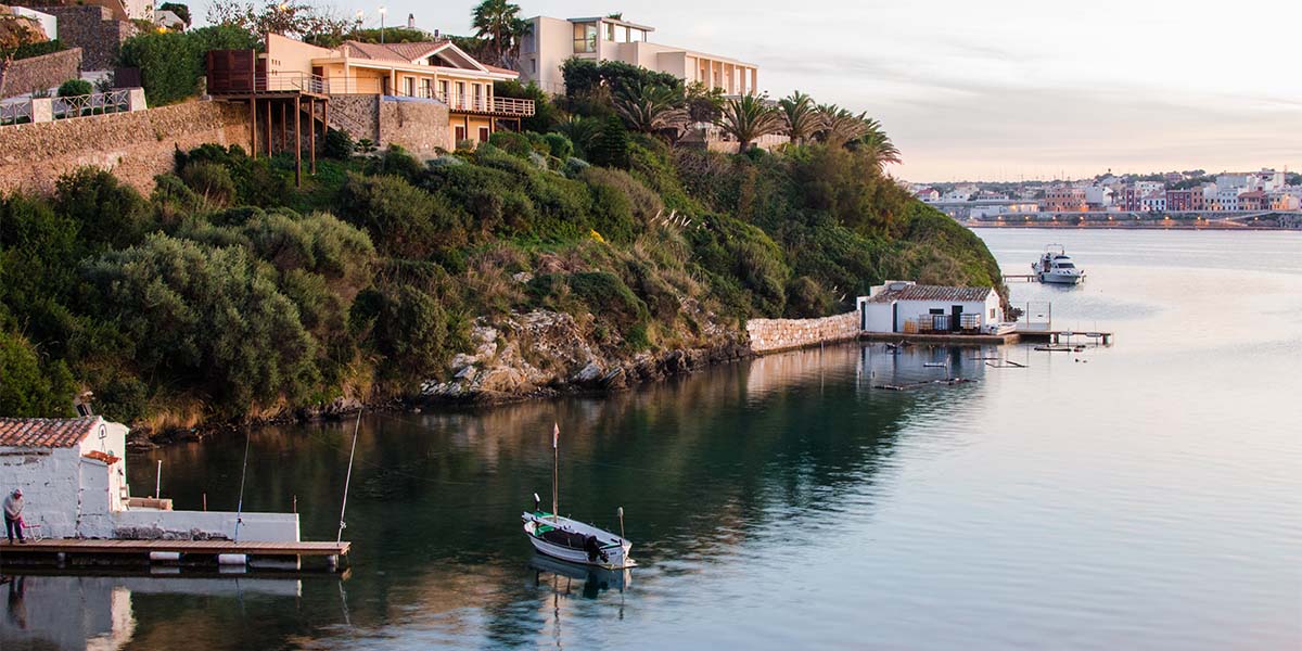 Puedes pasear por el precioso barrio viejo de Ciutadella, o visitar el impresionante puerto natural de Mahón, y buscar de camino algún restaurante de la zona donde disfrutar de algunos de los platos y productos típicos de la isla. 