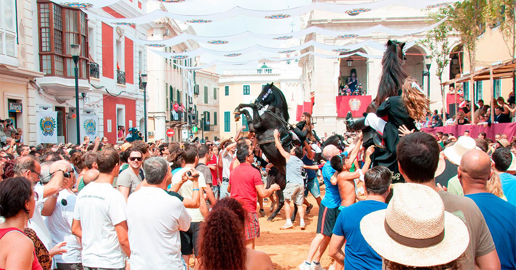 En las fiestas de Mare de Déu de Gràcia en Mahón podrás contemplar los tradicionales jaleos y los desfiles de gigantes y cabezudos por las calles de la capital.