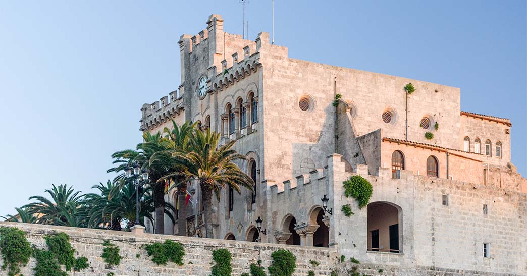 Además de sus calas, sus fiestas y su gastronomía, Menorca ofrece a sus visitantes la posibilidad de contemplar infinidad de monumentos y edificaciones que bien merecen una visita. 