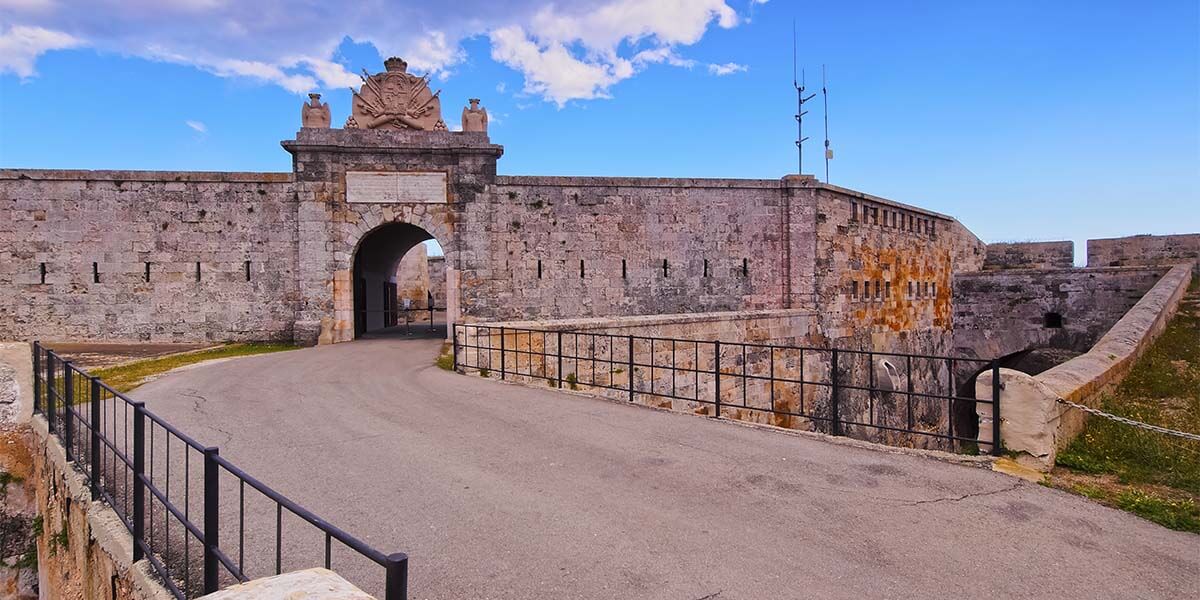 La Fortaleza de Isabel II, o Fortaleza de La Mola está situada en el extremo más oriental del territorio español