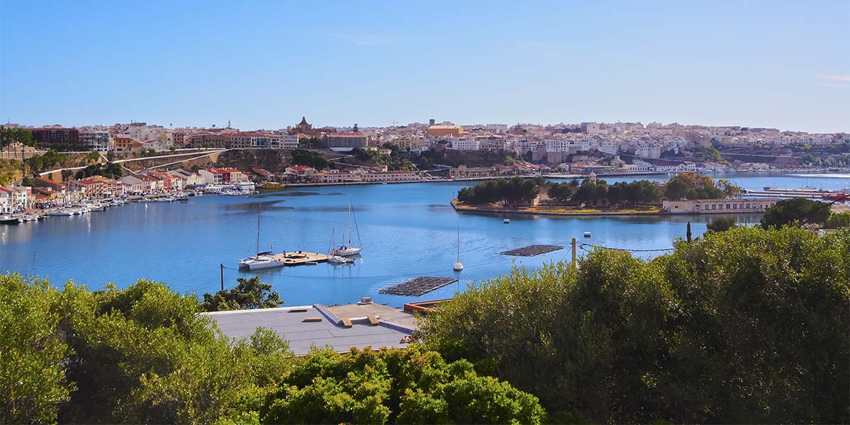 En este puerto han albergado sus flotas las distintas civilizaciones que han pasado por Menorca a través de los siglos