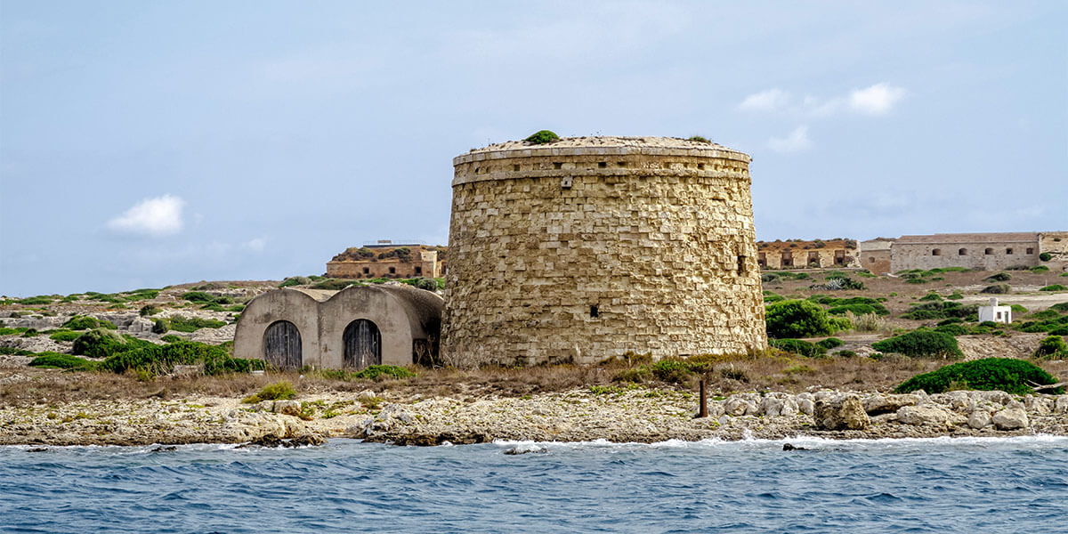 Los ingleses construyeron en el Lazareto de Mahón en 1798 una torre de defensa que todavía se conserva, la Torre de Sant Felipet