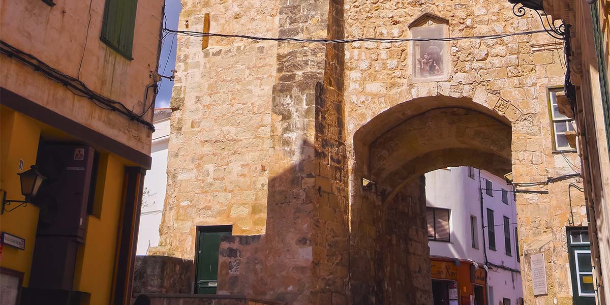 El Portal de Sant Roc fue un día parte de las murallas que delimitaban el pueblo de Mahón