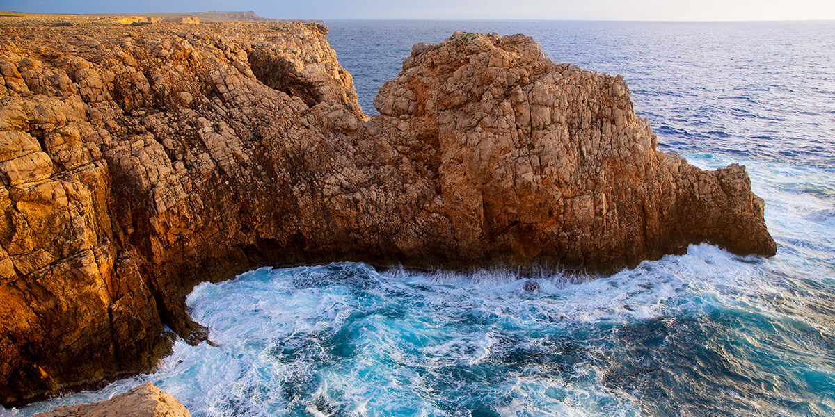 Descubre el increíble paisaje mediterráneo cobn tu coche de alquiler en Menorca