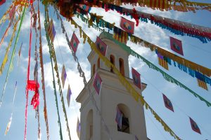 Decoración en calles de Ferreries por las fiestas de Sant Bartomeu