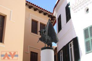 Escultura de un cordero sosteniendo la bandera de Sant Joan