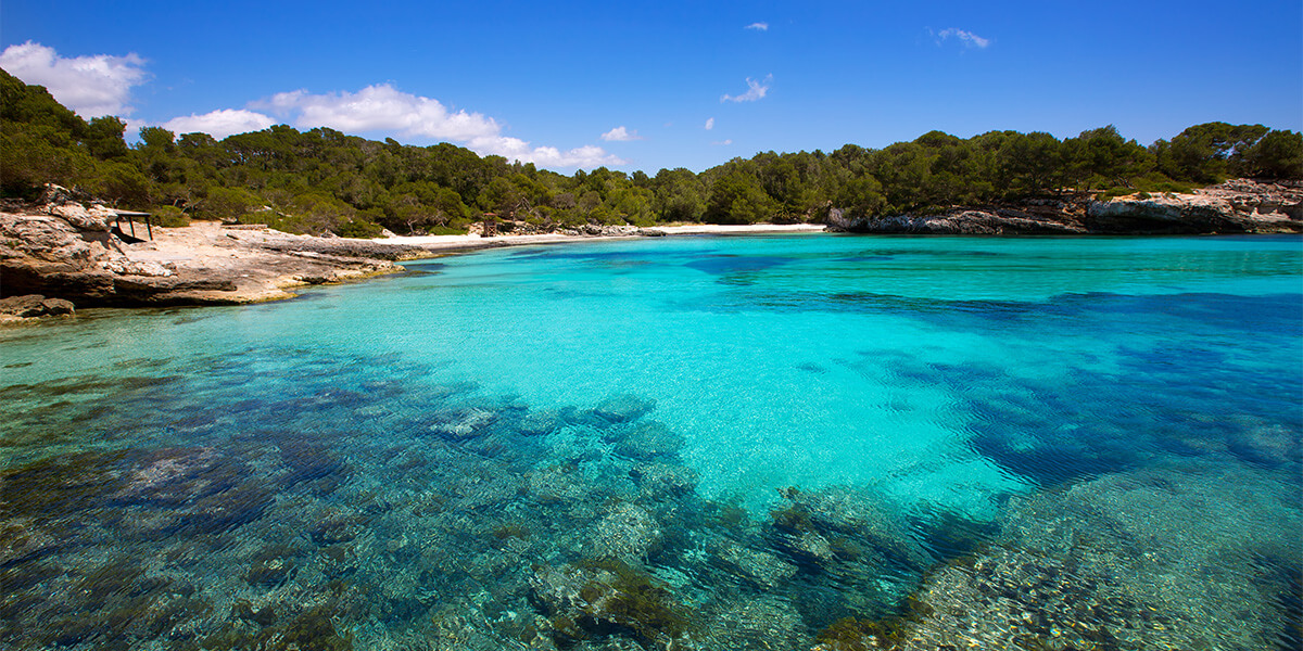 En cala Turqueta y cala Macarella podrás disfrutar delas playas de Menorca