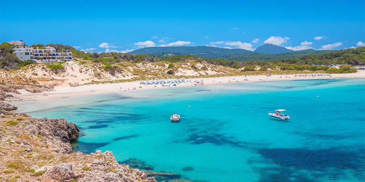 Pasa al menos un día relajándote y disfrutando del sol y el mar en una preciosa cala de Menorca
