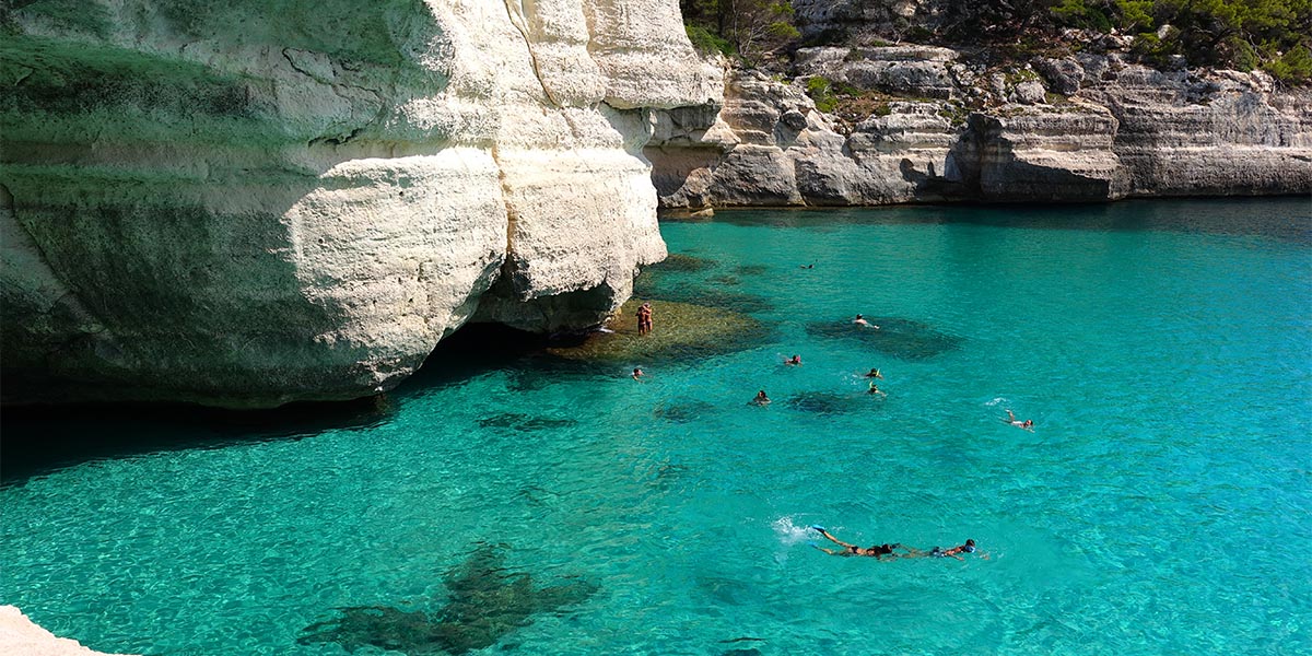 Si te gusta el buceo, Menorca tiene un fondo marino espectacular con el bosque de posidonia más grande del mediterráneo