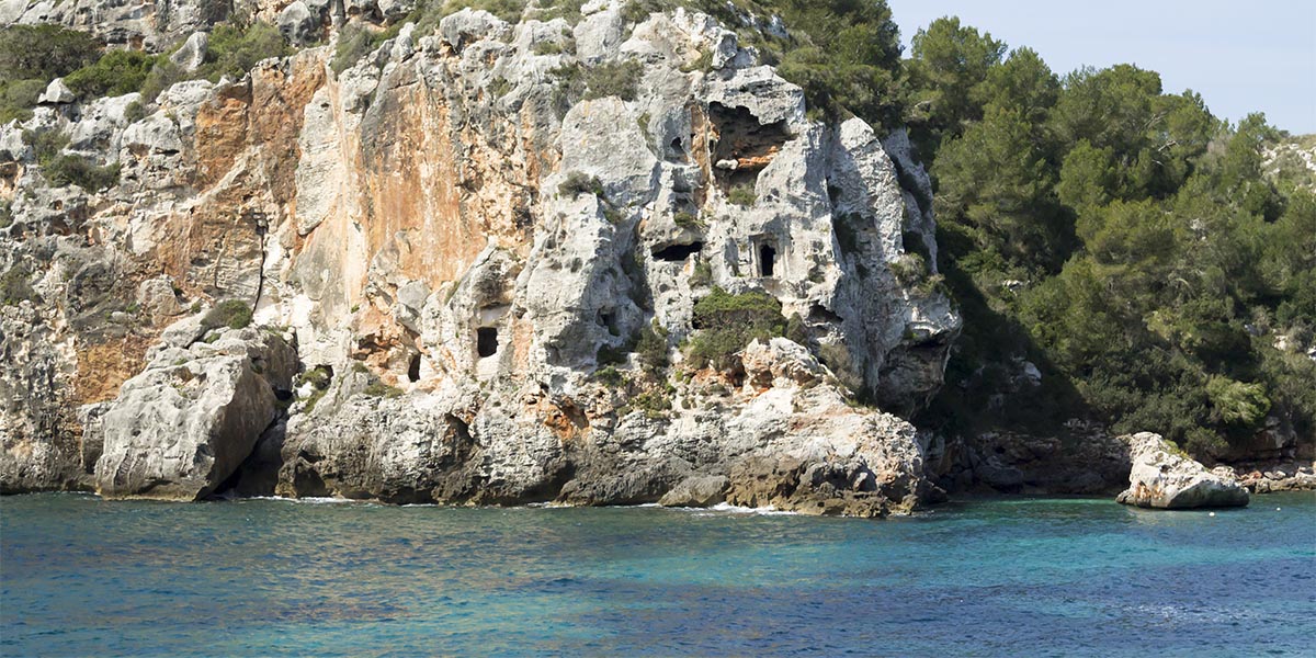 La Necrópolis de Cales Coves está compuesta de cerca de 100 cuevas excavadas en la Edad de Bronce