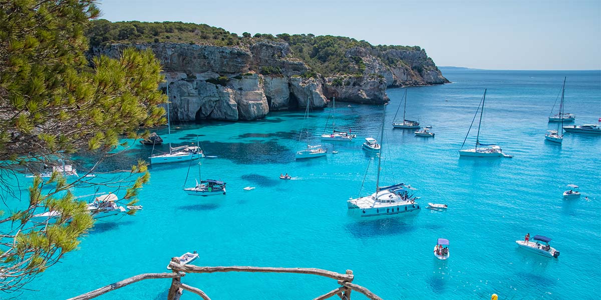 Muchas de las calas de Menorca son casi vírgenes, y no cuentan con un fácil acceso, por lo que podrás disfrutarlas sin las aglomeraciones de otros lugares.