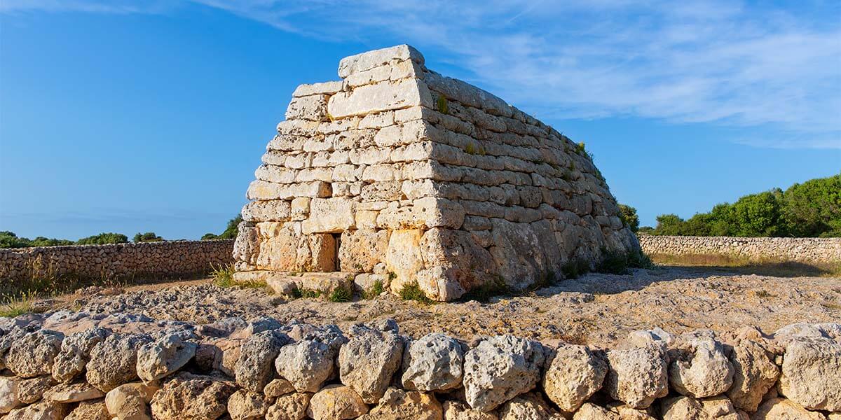 La naveta des Tudons se trata de un monumento excepcionalmente bien conservado en Menorca