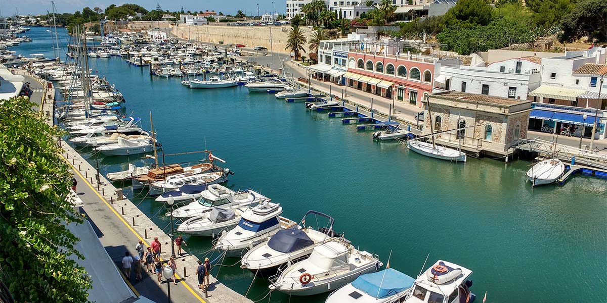 Si viajas en avión hasta Menorca, te explicamos cómo llegar rápidamente desde el aeropuerto de Mahón hasta nuestra oficina de alquiler de coches del puerto de Ciutadella