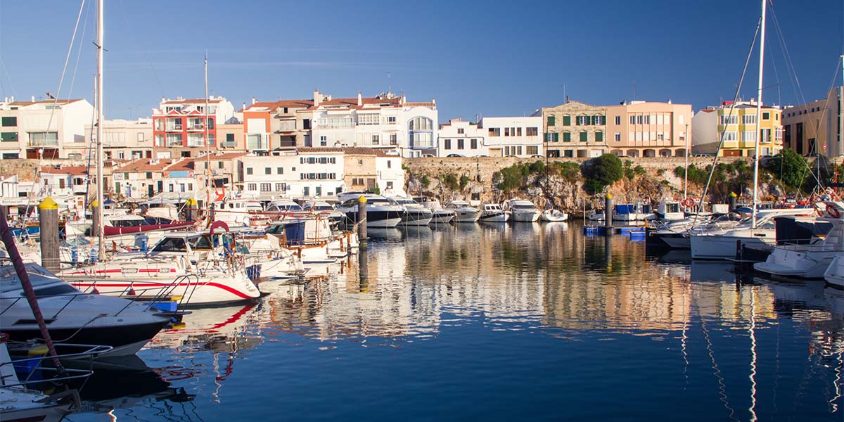 La que fuera la antigua capital de Menorca es probablemente la ciudad más bonita de la isla, y es una gran idea comenzar el viaje paseando por las calles de su casco antiguo.