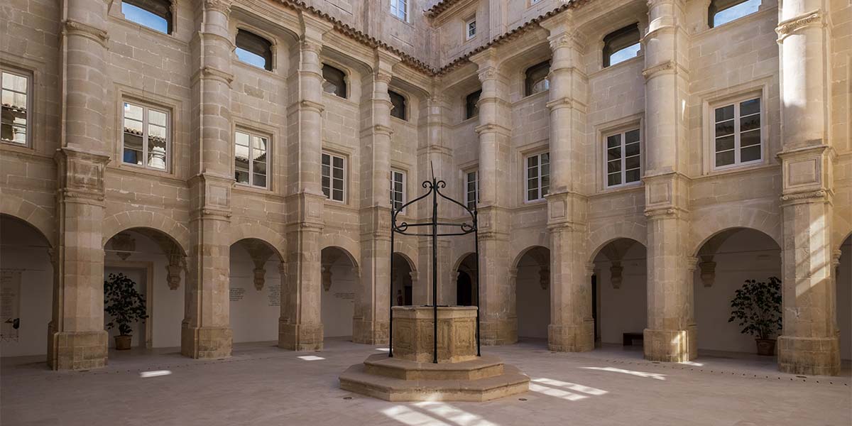 Para aprender más sobre la historia de la isla, dirígete al Museo de Menorca, situado en el viejo convento franciscano de Mahón