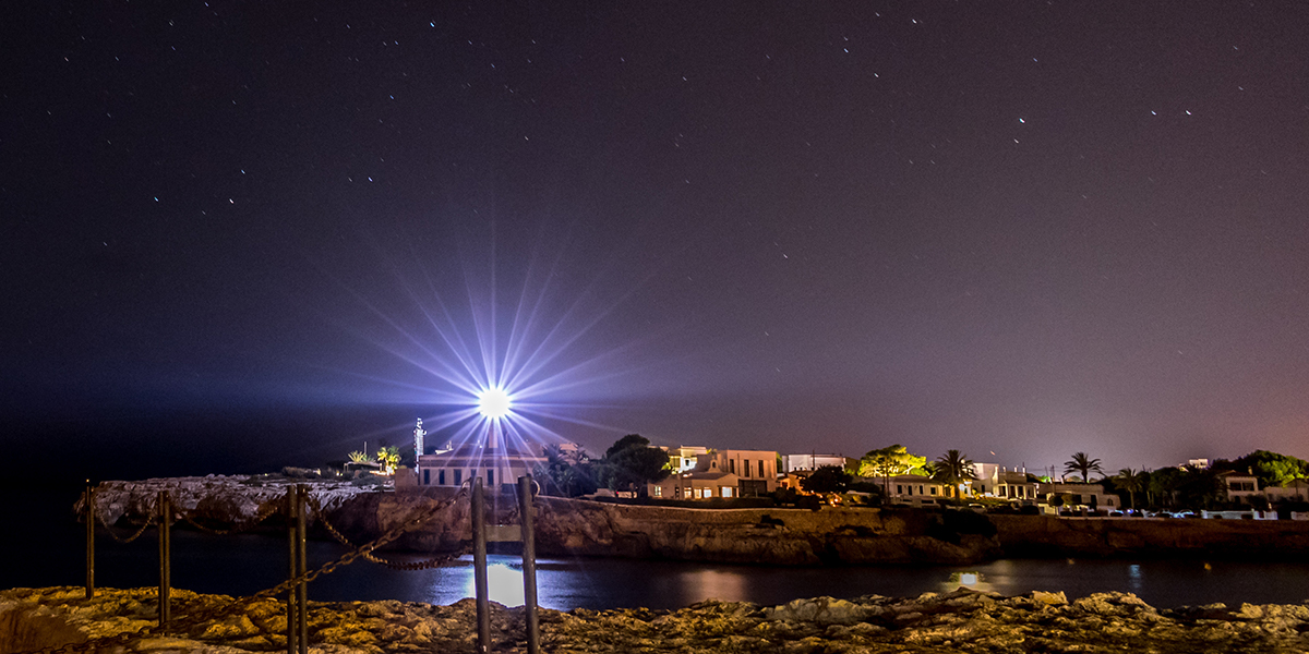 Faro Sa Farola en Menorca de noche